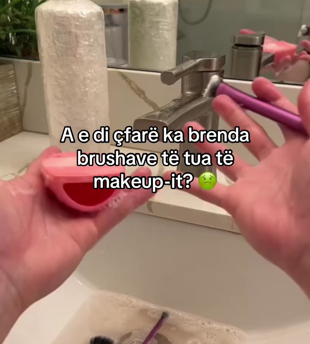 Pastro brushat e make-up-it për disa sekonda-Pastro brushat e make-up-it për disa sekonda